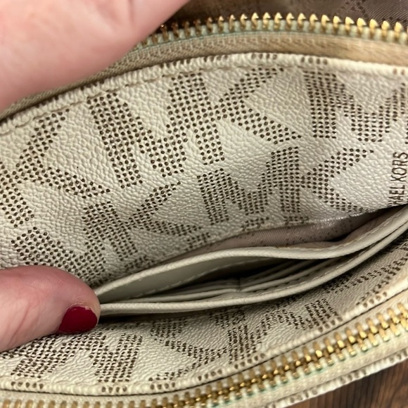 Michael Kors Fulton Large Crossbody Vanilla with gold hardware all over monogram - Picture 12 of 16